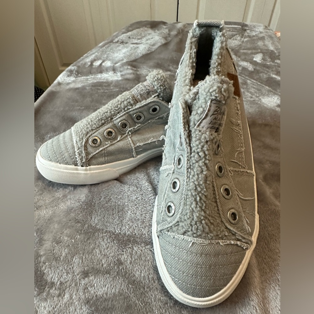 Blowfish Malibu Kids Slip on Sneakers with faux Sheerling Lining. Sz4